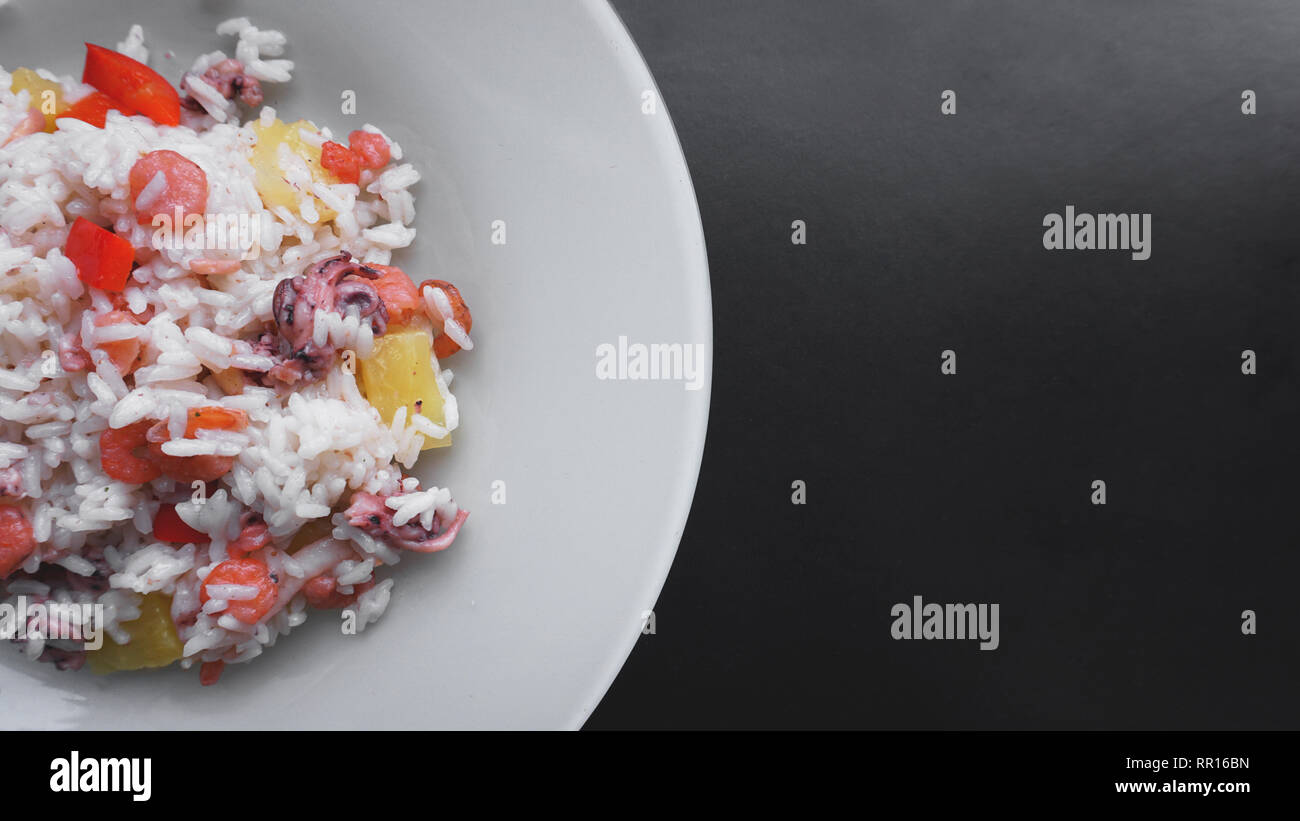 Avec du riz aux crevettes et ananas, thai ou l'alimentation de la Chine sur le plat blanc Banque D'Images