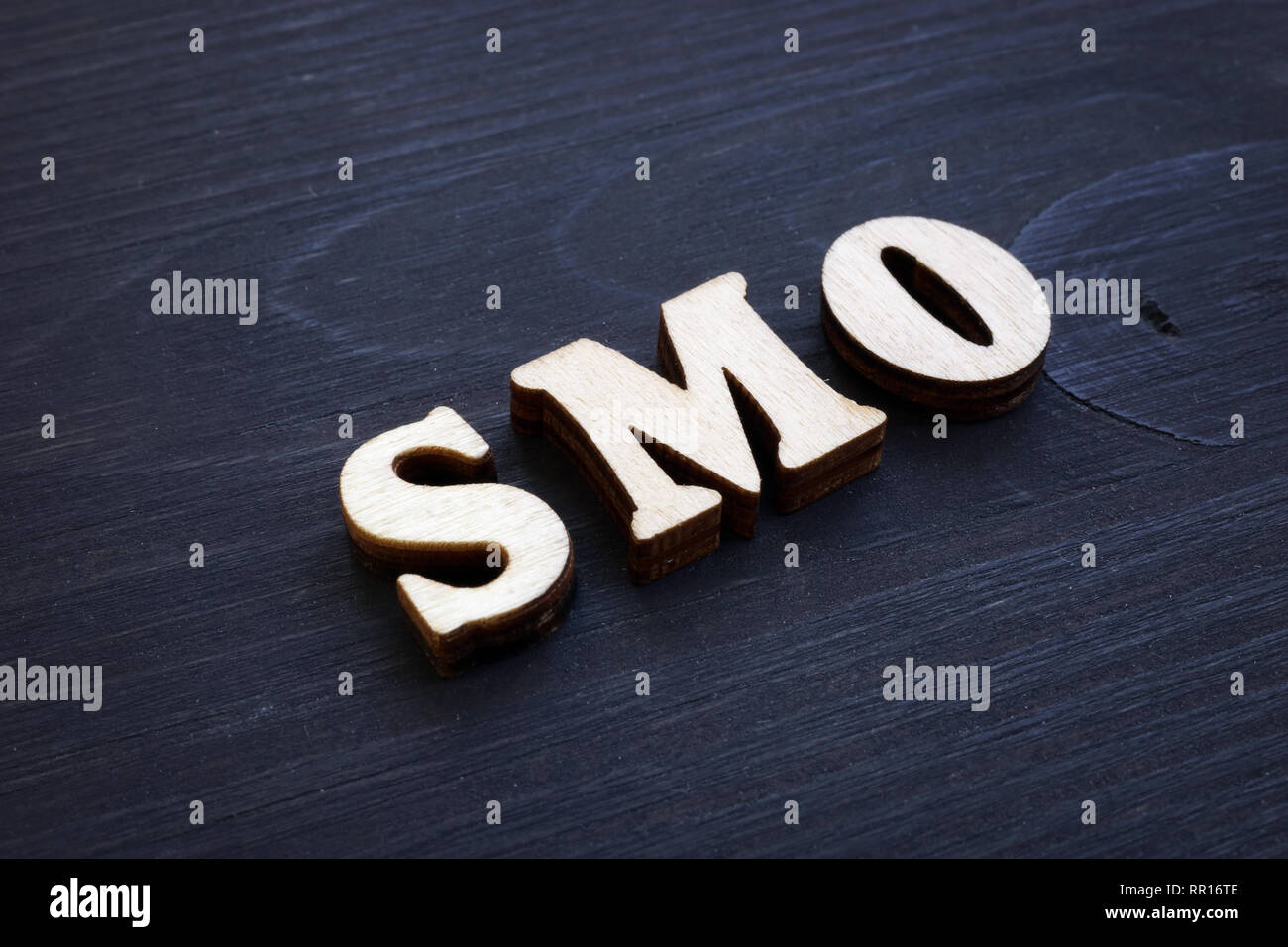 SMO Social Media Optimization de lettres en bois. Banque D'Images