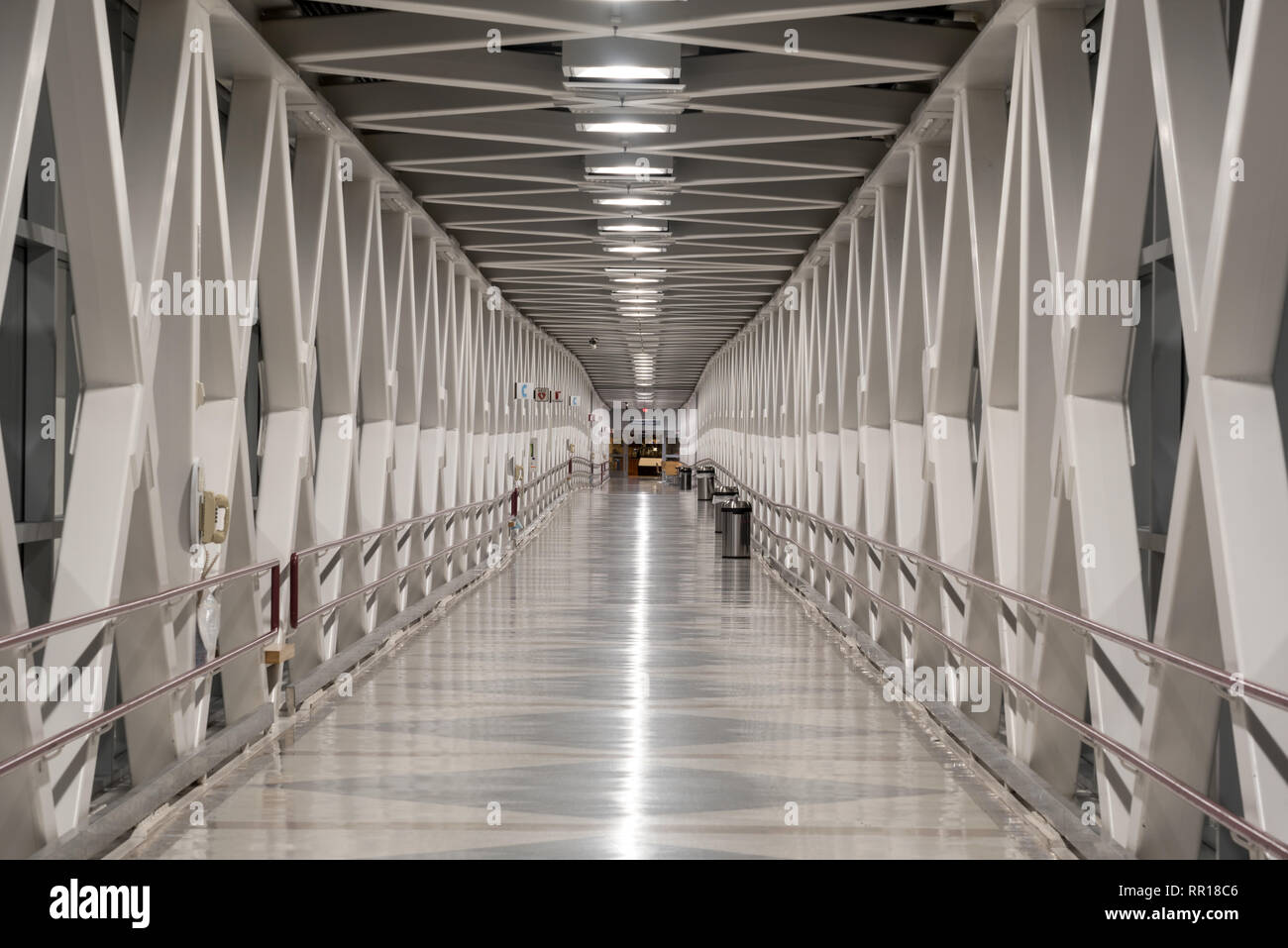 Pont en ciel intérieur, de l'Oregon Health Sciences University, Portland, Oregon. Banque D'Images