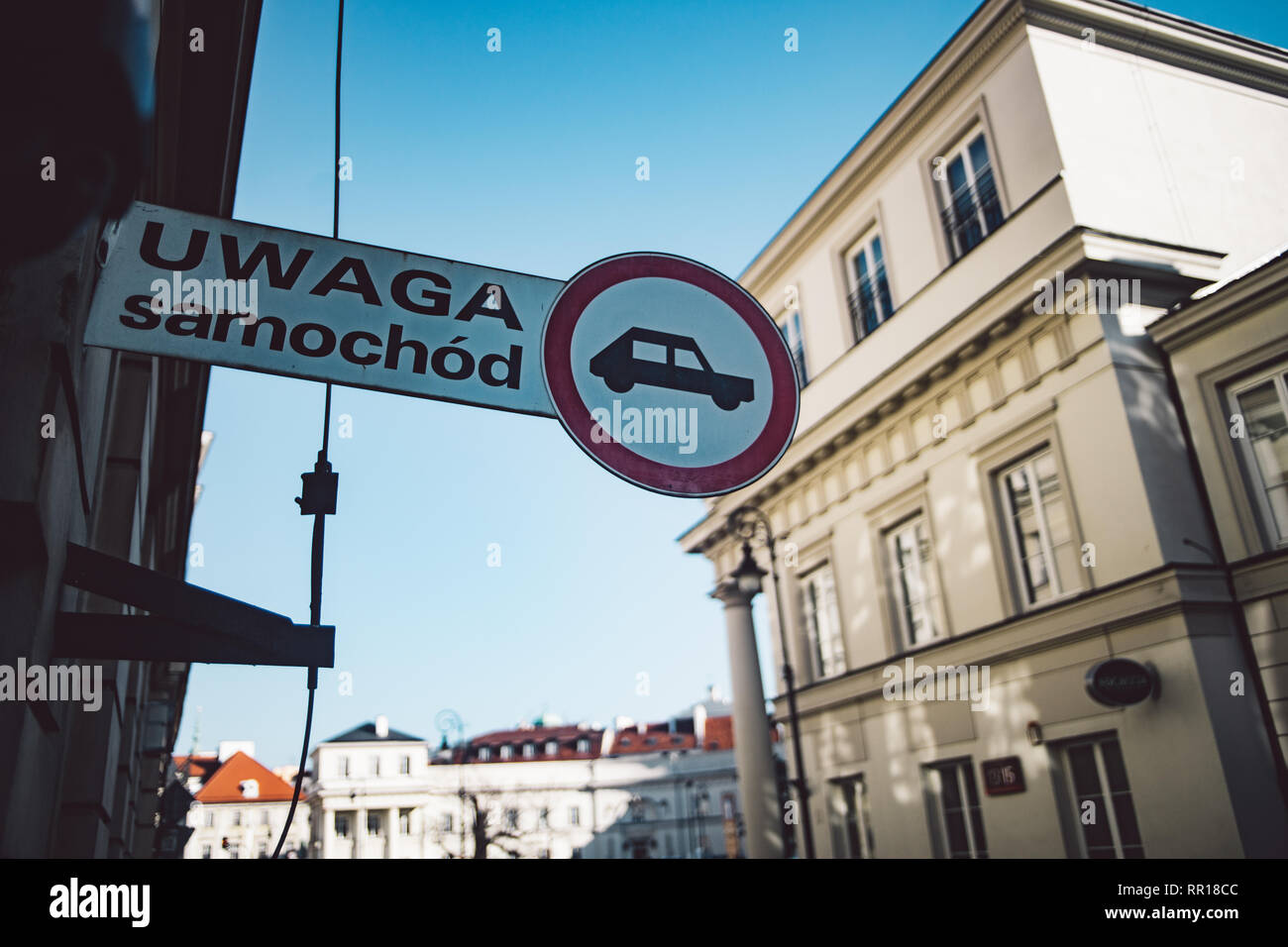 "Méfiez-vous de la voiture' en langue polonaise. Attention signer sur fond d'architecture classique Banque D'Images