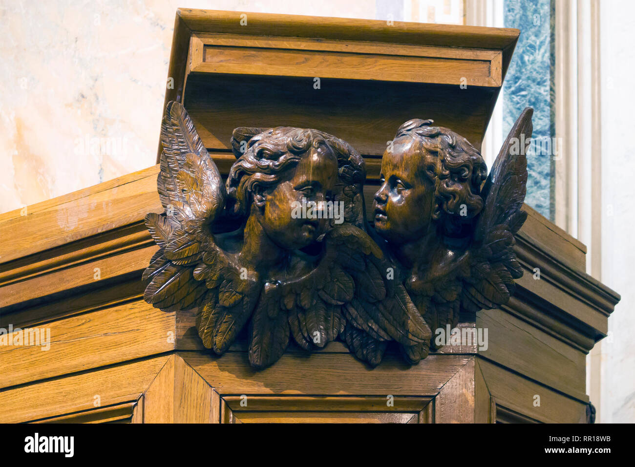 Mobilier décoration murale, deux petits anges en bois mignon sur l'ancienne église en bois cathedra Banque D'Images