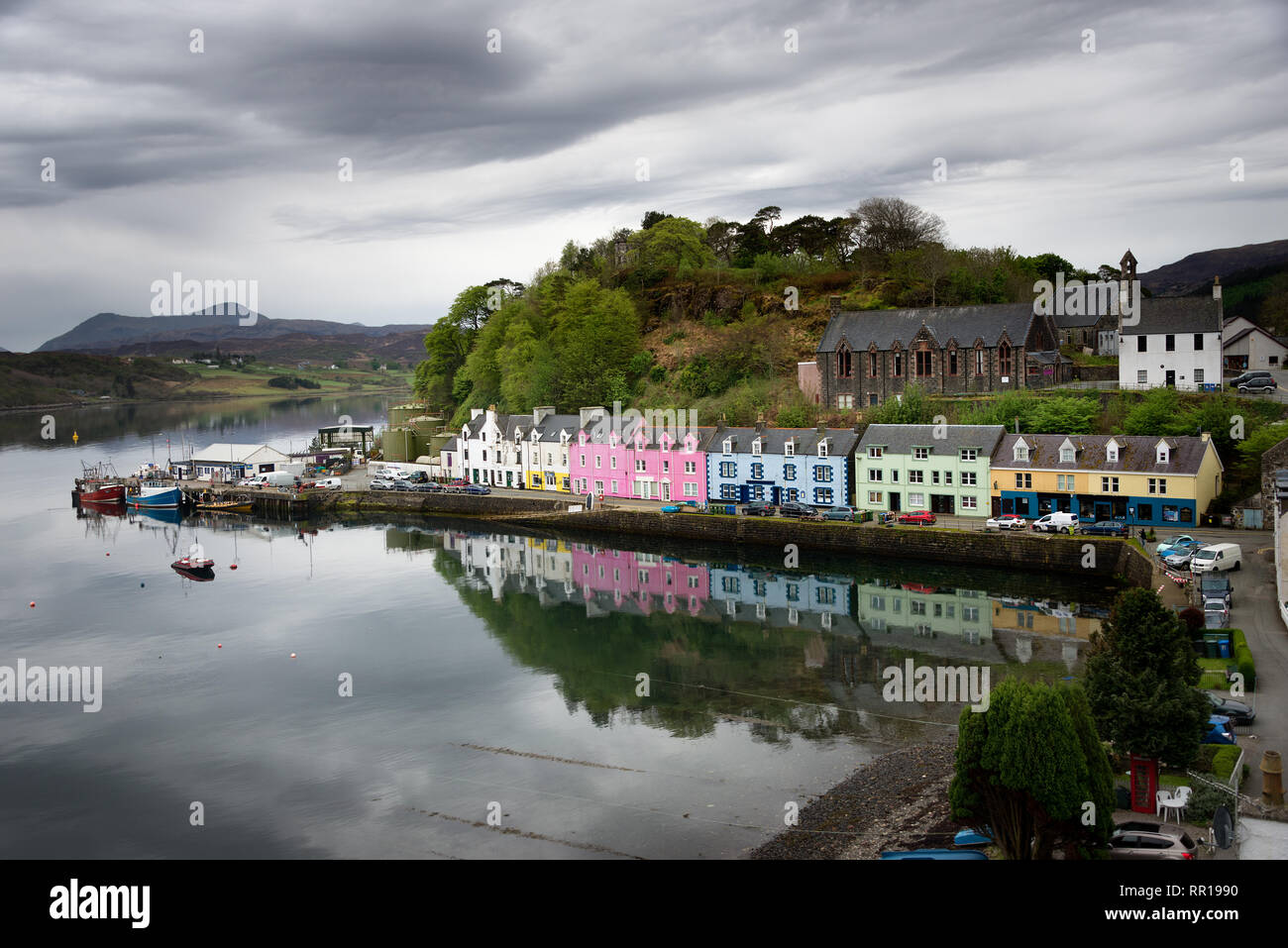 Arc-en-ciel colorés des maisons avec reflet dans l'eau du port de Portree sur l'image de l'île de Skye, Hébrides intérieures en Ecosse, Royaume-Uni. Banque D'Images