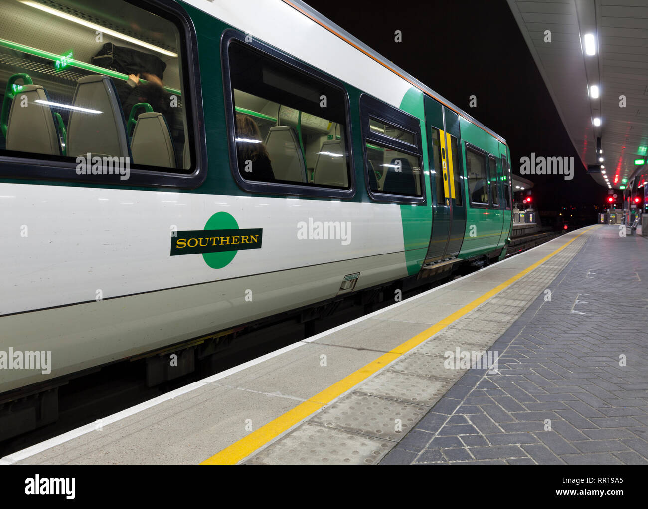 Un RTM 377 classe Sud train à London Bridge montrant le logo de la rampe sud Banque D'Images