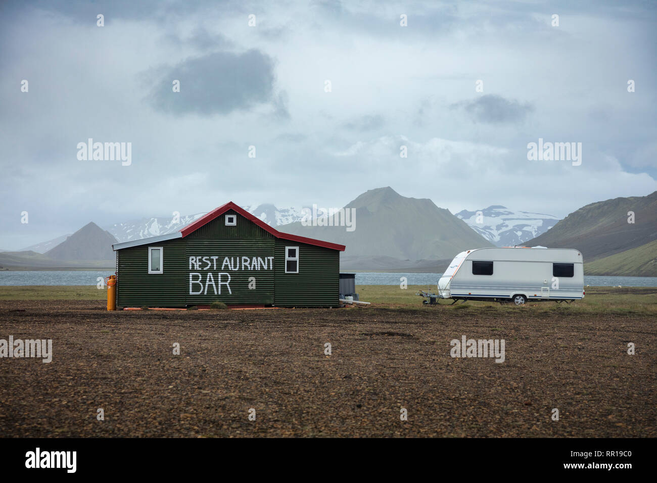 Restaurant à distance et de caravane à côté de la cabane de montagne à Alftavatn FI, le long du sentier de randonnée Laugavegur. Hauts Plateaux du centre, Sudhurland, Islande. Banque D'Images