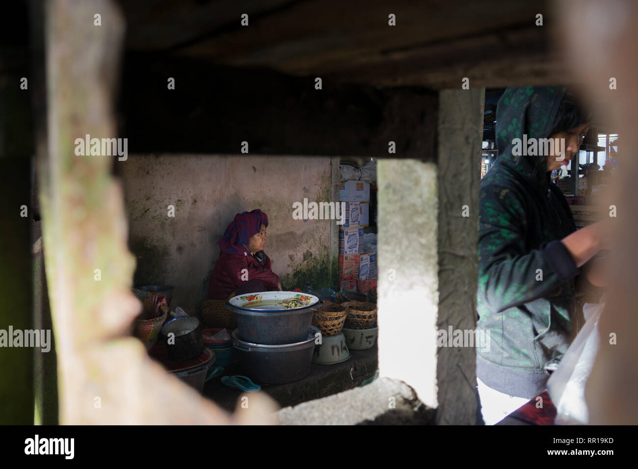 KINTAMANI, BALI - Décembre 2016 : une femme vend certains aliments balinais à Kintamani marché. Ce marché ne s'ouvre dans la matinée Banque D'Images