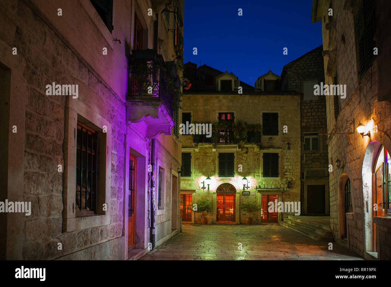 Rue illuminé dans la vieille ville de Kotor, Monténégro, à l'heure bleue Banque D'Images