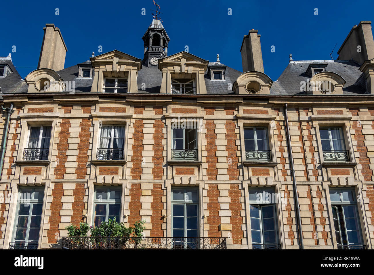 L'uniforme et en brique rouge harmonieux de façades des bâtiments entourant la Place des Vosges, la plus ancienne place de Paris prévu Le Marais, Paris Banque D'Images