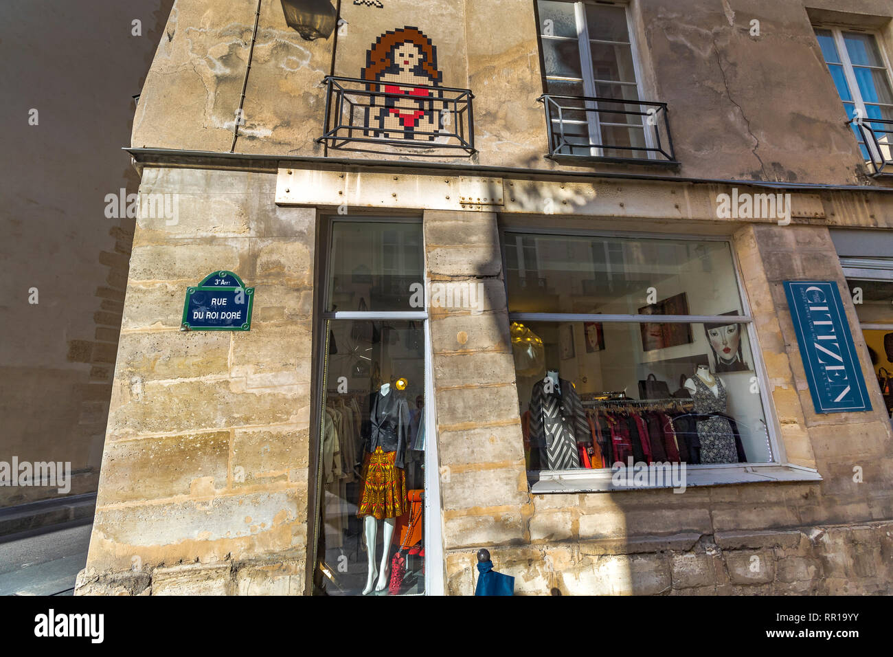 Concept Store citoyen un luxe vêtements vintage boutique sur rue du Roi Doré, dans le quartier le quartier du Marais à Paris avec pixel art sur le mur Banque D'Images