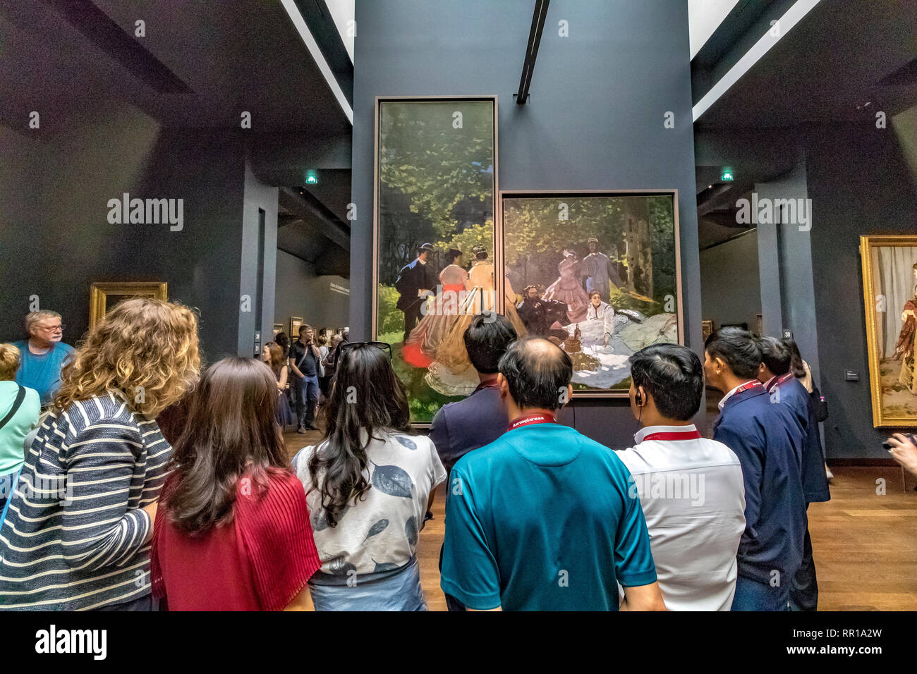 Personnes regardant tableaux impressionnistes et post-impressionnistes chefs-d au 5ème étage du Musée d'Orsay , une ancienne gare dans Paris , France Banque D'Images