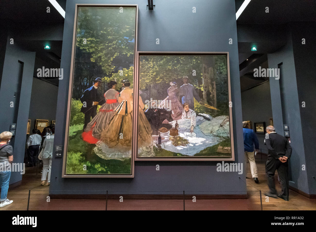 Personnes regardant tableaux impressionnistes et post-impressionnistes chefs-d au 5ème étage du Musée d'Orsay , une ancienne gare dans Paris , France Banque D'Images