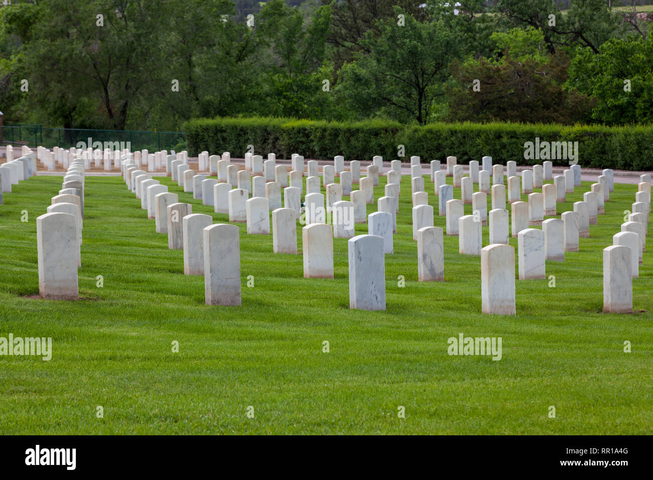 Les rangées de pierres tombales en marbre blanc marquant les lieux de
