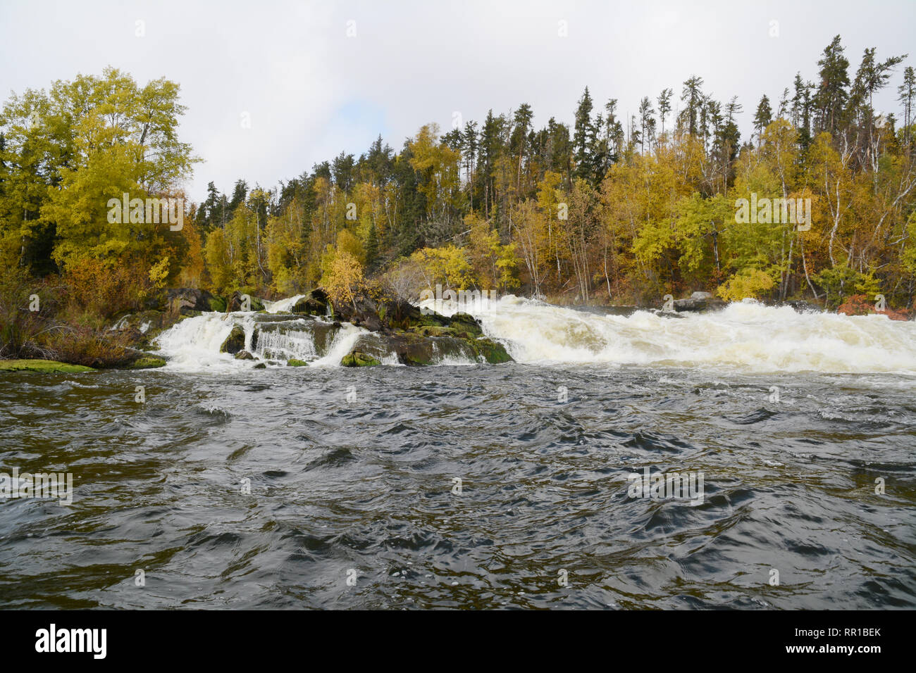 Twin Falls sur la rivière Churchill à l'automne de la forêt boréale du nord de la Saskatchewan, près de Stanley Mission, le Canada. Banque D'Images