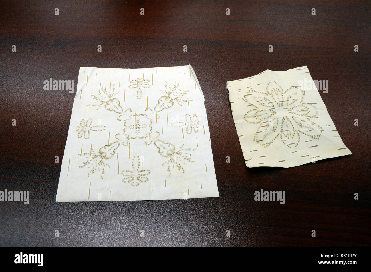 Exemples d'écorce de bouleau les morsures, une forme d'art autochtone, de la collectivité de la Première Nation crie de Stanley Mission, Saskatchewan, Canada. Banque D'Images