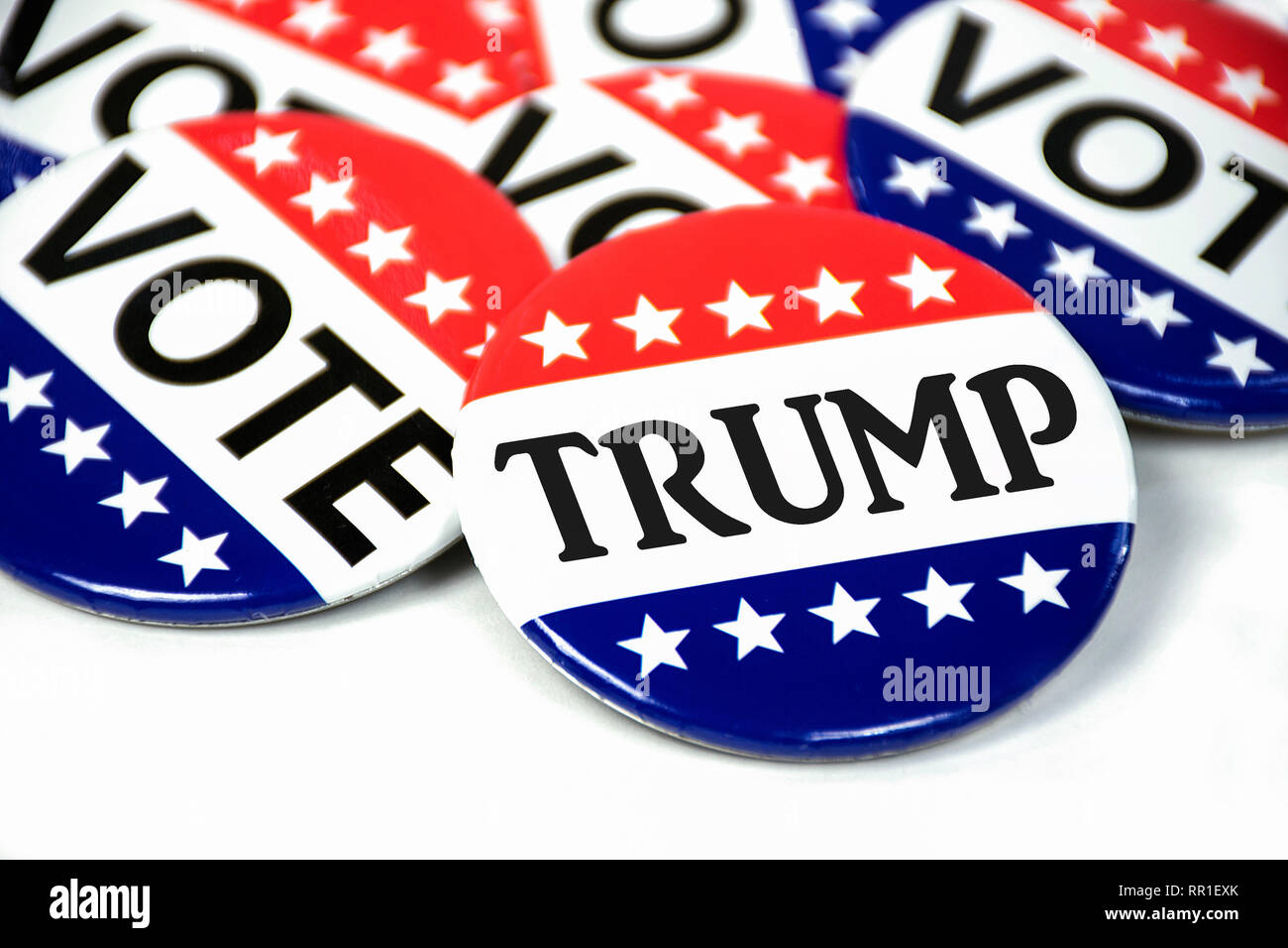 Close up de campagne patriotique bouton vote pour Trump on white Banque D'Images