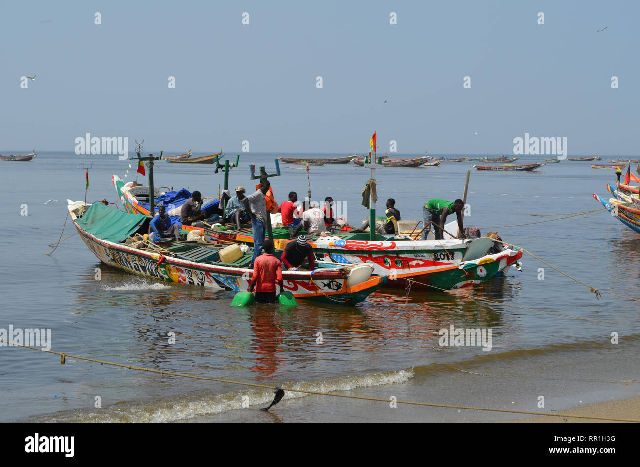 Pirogues artisanales à Mbour plage, Petite Côte, Sénégal Banque D'Images