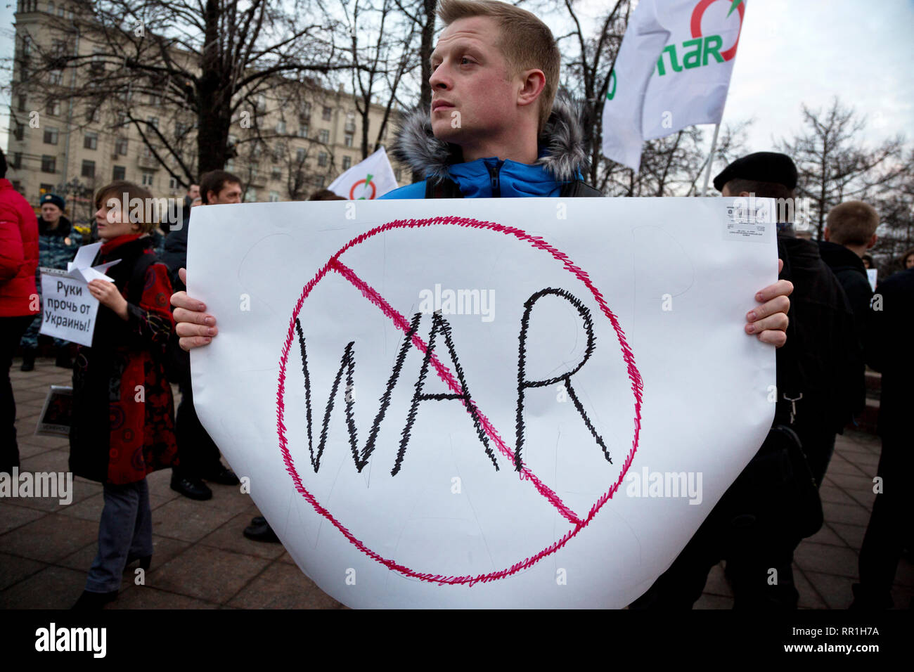 Un homme détient la bannière anti-guerre lors d'un piquet de 'Iabloko' parti politique au centre de Moscou contre l'action militaire en Ukraine, le 7 mars 2014 Banque D'Images