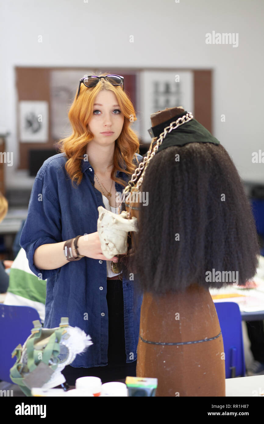 Les adultes dans un autre collège de l'éducation étudier l'art foundation Banque D'Images