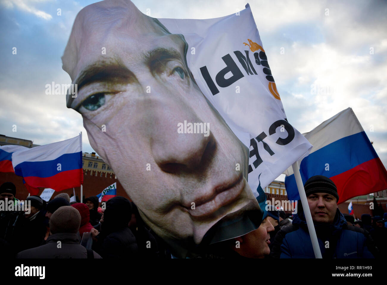 Personnes au rassemblement-concert "Nous sommes ensemble" en faveur de l'annexion de la Crimée et Sébastopol à la Russie sur la Place Rouge de Moscou sur Mars 18,2014 Banque D'Images