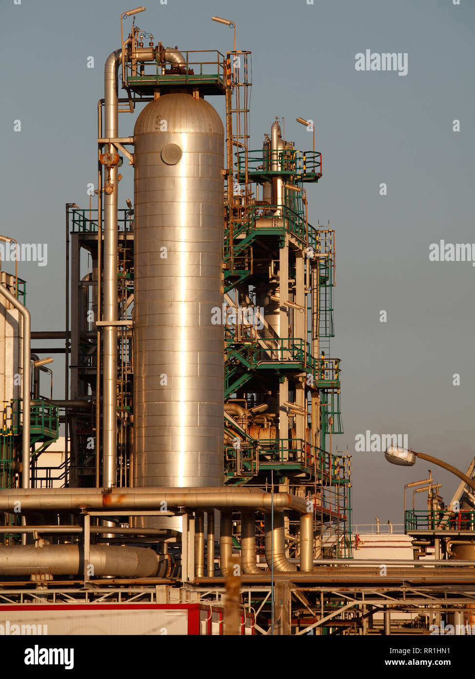 Le cadre d'une raffinerie de pétrole et d'électricité - la lumière de fin de soirée Banque D'Images