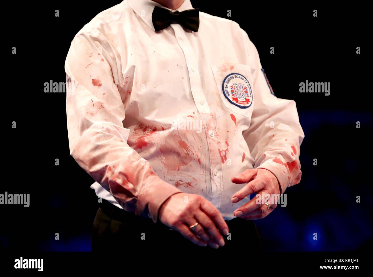 Une vue générale de l'arbitre par la chemise couverte de sang au cours de  l'Eliminator for British Light Heavyweight Championship match entre Andre  Sterling et Ricky étés à l'O2 Arena, Londres Photo