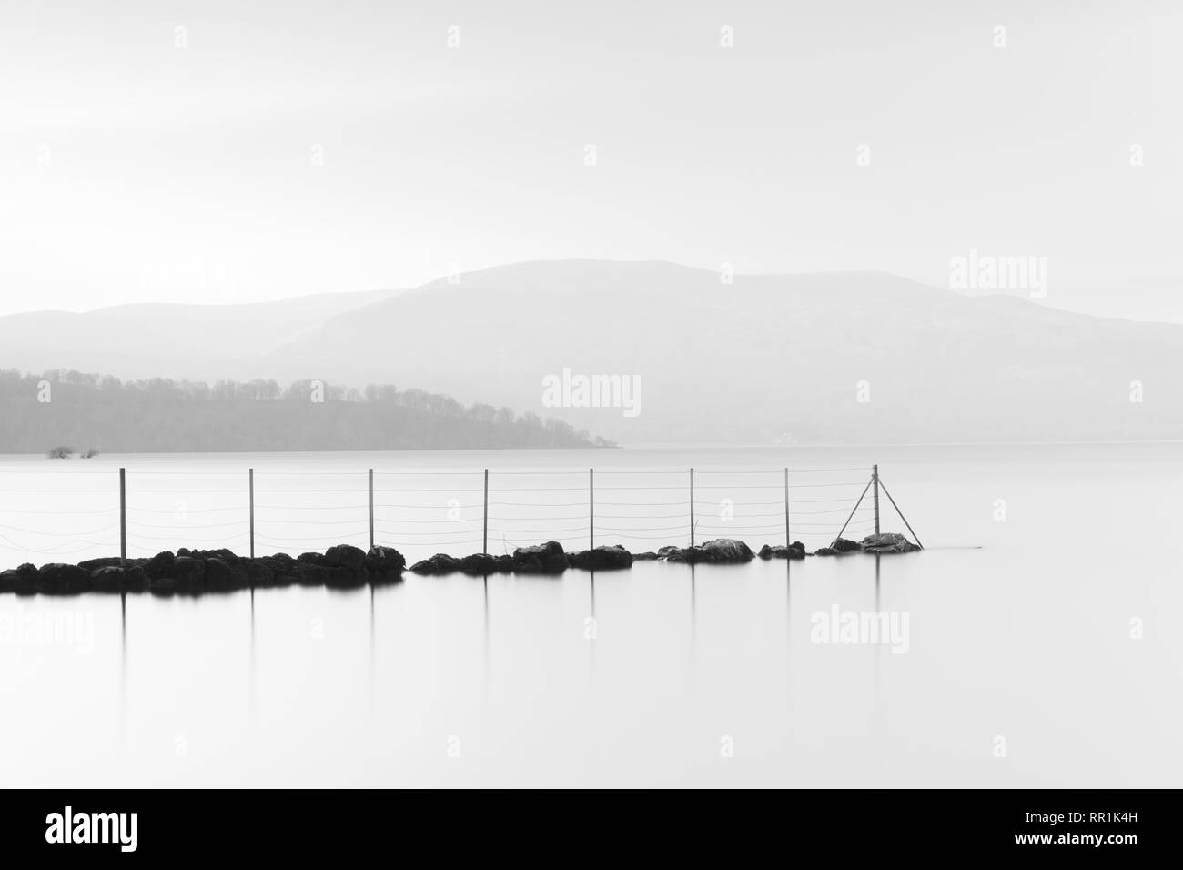 Coucher du soleil à Loch Lomond graphique noir et blanc paysage paisible calme belle vue panoramique de la réflexion dans l'eau jetée Banque D'Images