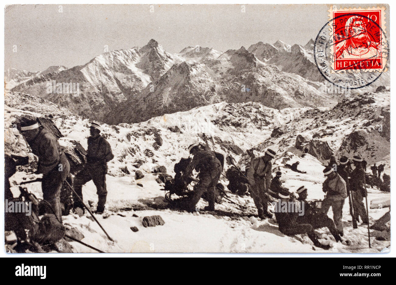 Carte postale suisse de scène alpine avec groupe de grimpeurs, datant de 1917. Banque D'Images