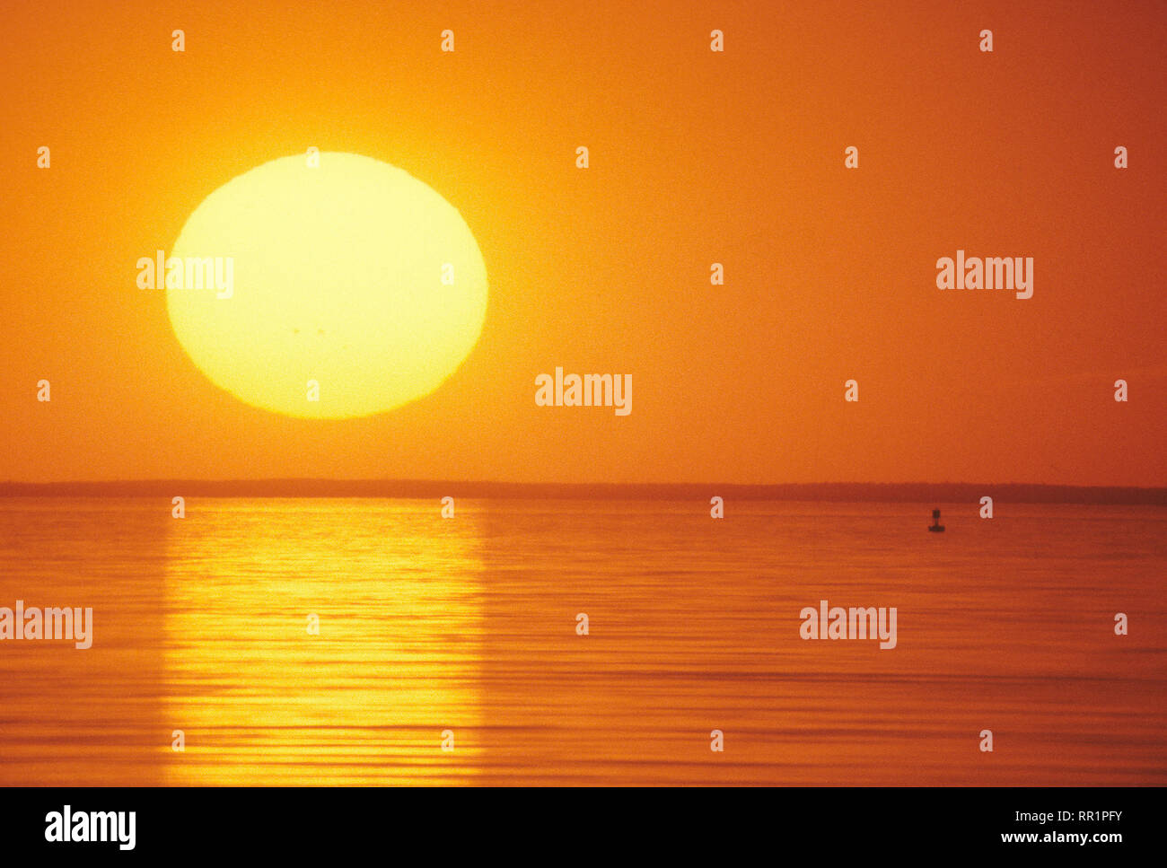 Le coucher de soleil vu à travers un long téléobjectif sur la baie de Cape Cod, USA Banque D'Images