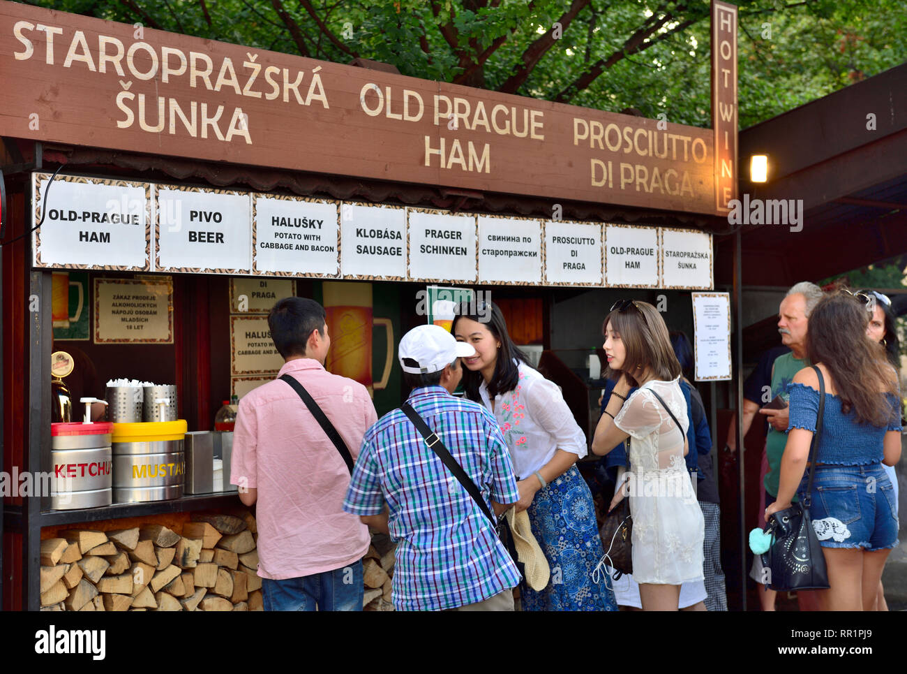 Les touristes au snack-bar de l'alimentation en plein air avec des fournisseurs d'aliments traditionnels tchèques à Prague, République Tchèque Banque D'Images