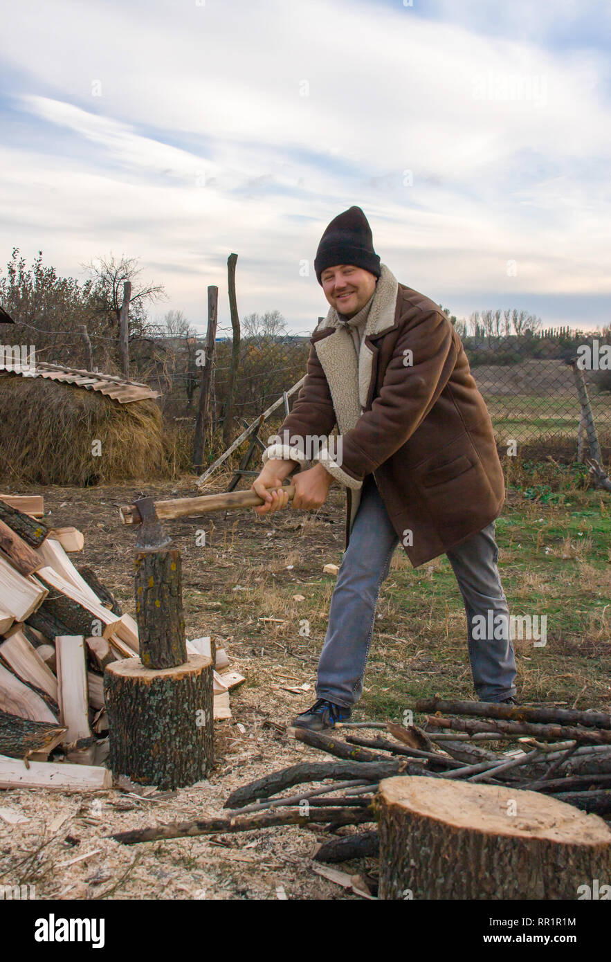 Man chopping wood dans le village Banque D'Images
