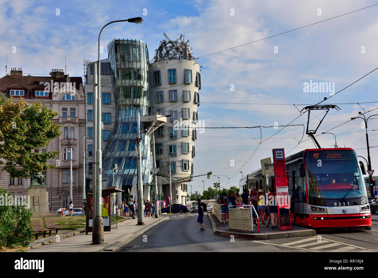 Construction Maison Dansante avec tram passé en courant Banque D'Images