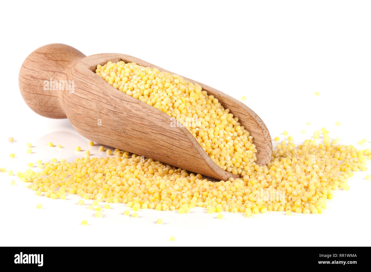 Millet dans une pelle en bois isolé sur fond blanc Banque D'Images