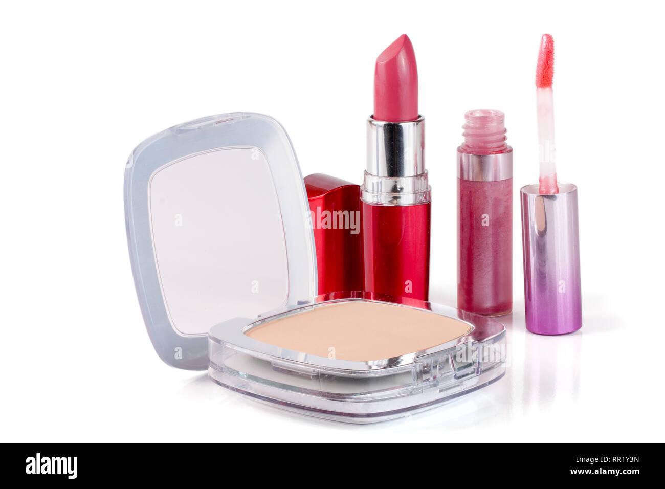Poudre de maquillage, rouge à lèvres et brillant à lèvres isolé sur fond blanc Banque D'Images