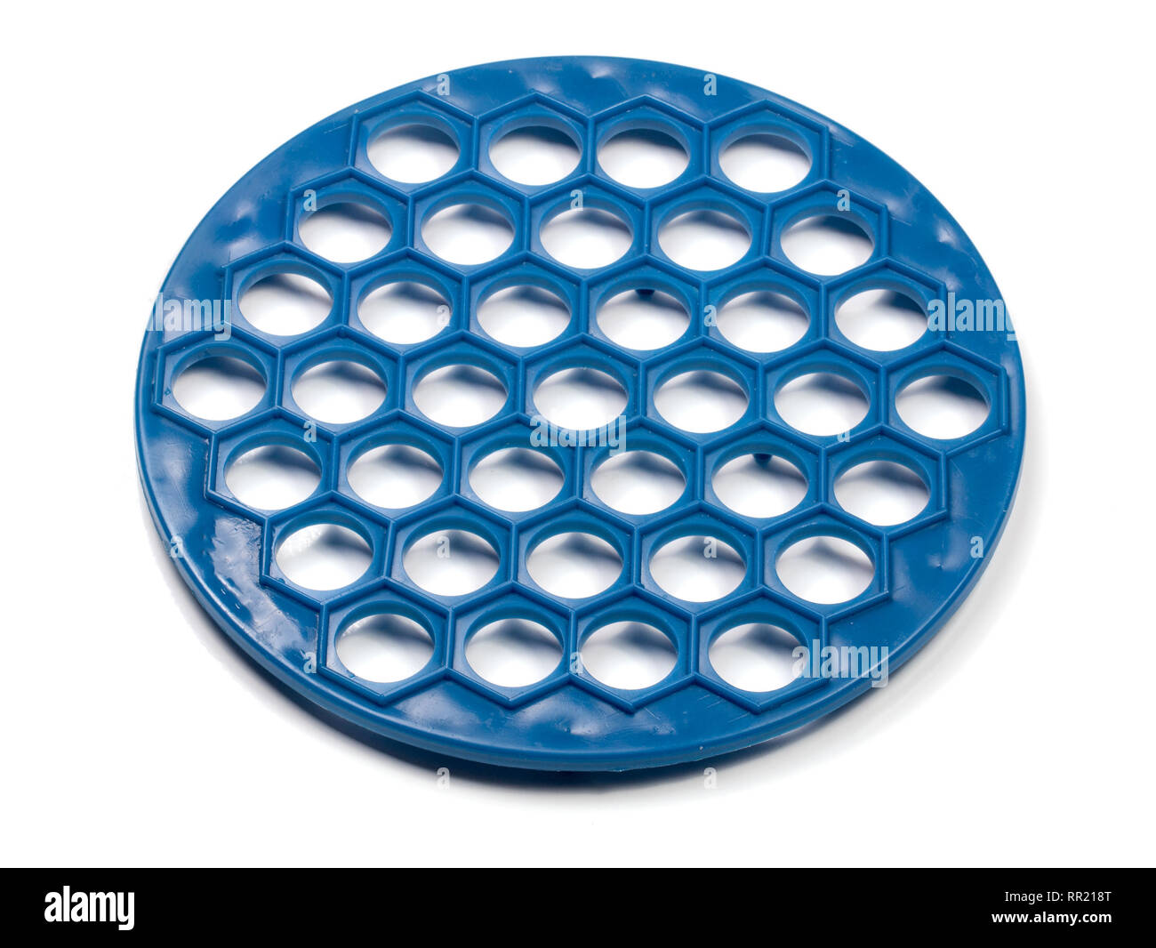 Formulaire pour ravioli isolé sur fond blanc Banque D'Images