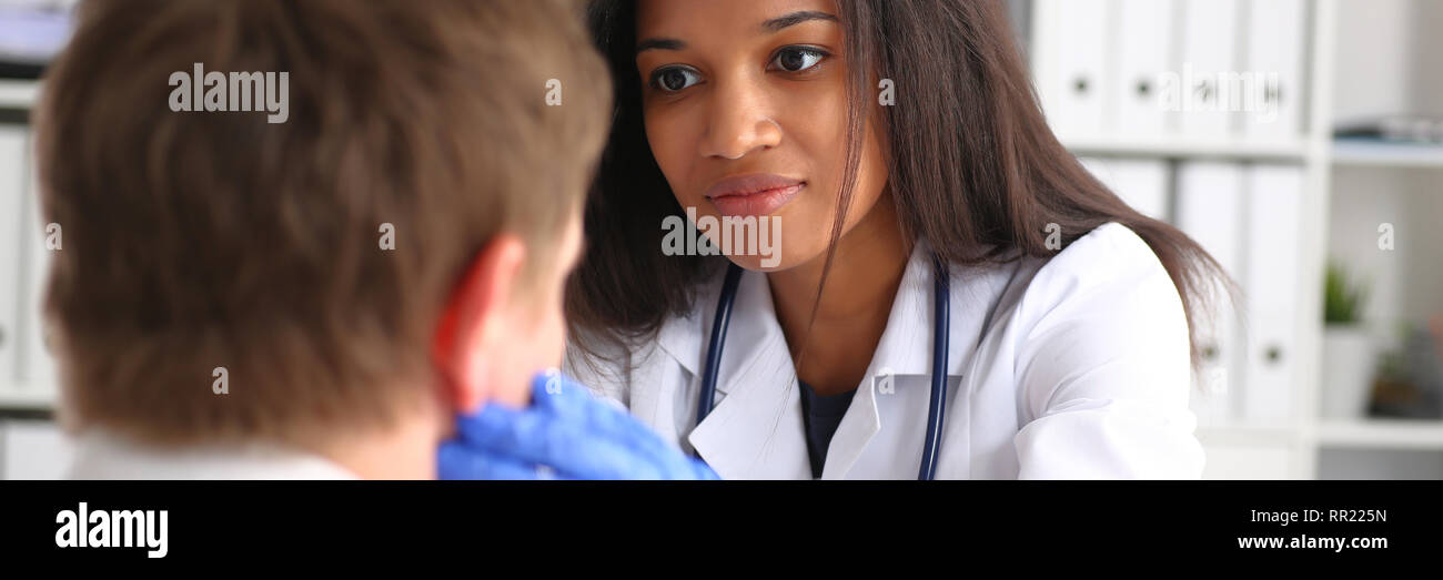 Belle black female médecin parler avec Banque D'Images