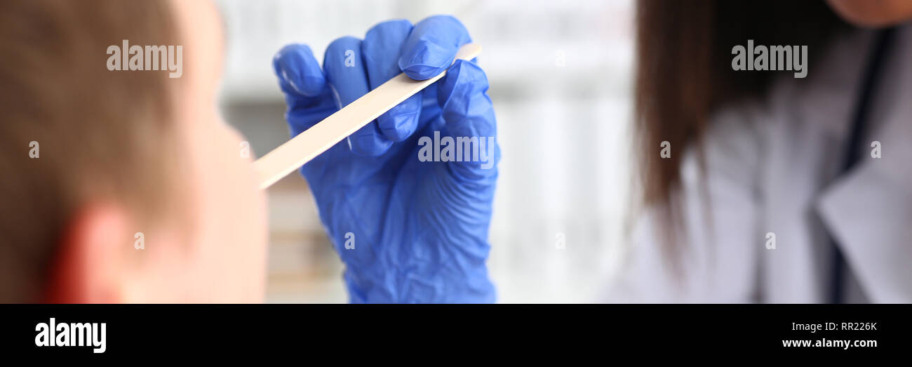 Belle black female médecin parler avec Banque D'Images