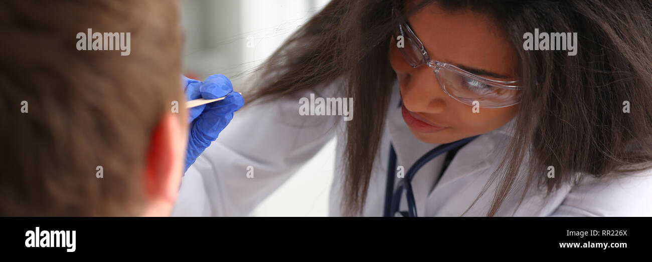 Belle black female médecin parler avec Banque D'Images