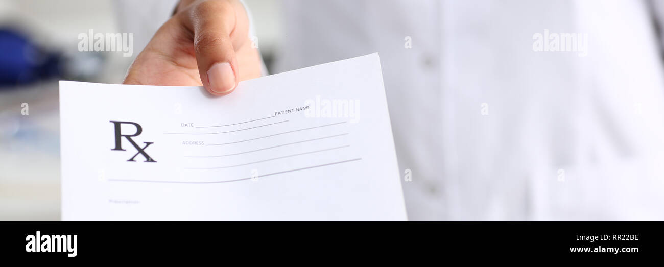 Femme médecin noir mains tenir et donner Banque D'Images Femme médecin noir mains tenir et donner Banque D'Images