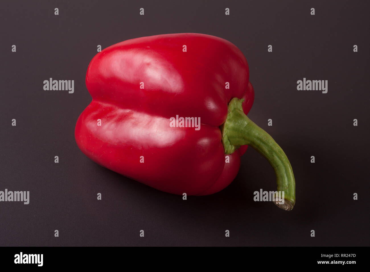 Poivrons rouges sur fond sombre Banque D'Images