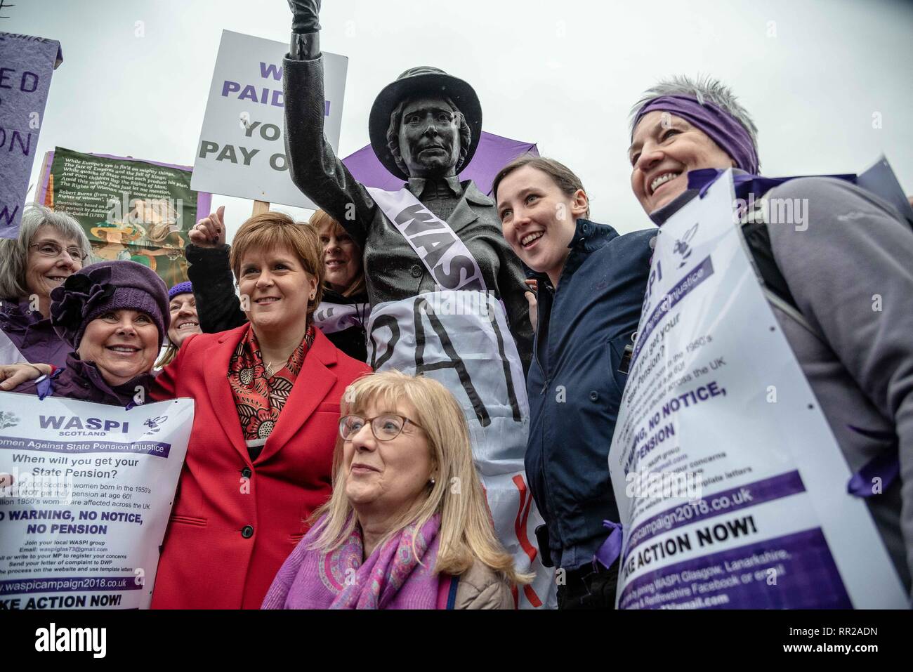 Govan, Glasgow City, au Royaume-Uni. Feb 23, 2019. Nicola Sturgeon et Mhairi noir et un groupe de manifestants vu qui pose pour les médias au pied de la statue de Marie Barbour pendant la démonstration.Les manifestants de toute l'Ecosse a pris part à une protestation contre l'évolution de l'état de pension pour les femmes. WASPI (Femmes contre l'injustice de l'Etat) et plusieurs autres groupes sont descendus dans la rue pour protester contre elle. Crédit : Stewart Kirby/SOPA Images/ZUMA/Alamy Fil Live News Banque D'Images