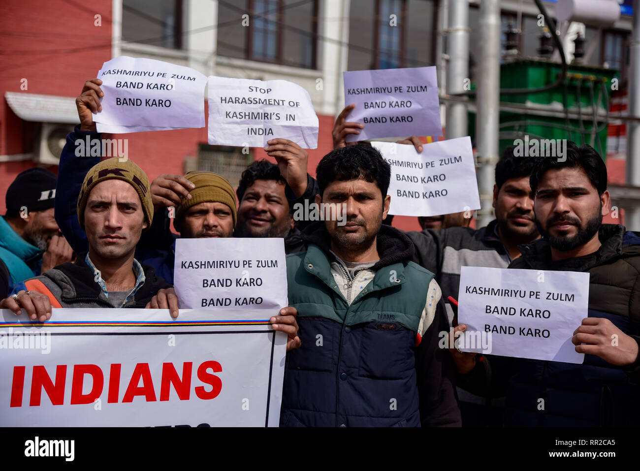 Les sections locales sont non vu tenant des pancartes et une banderole pendant la manifestation à Srinagar. La Cour suprême de l'Inde a ordonné les autorités de l'état d'arrêter les menaces, les agressions et les boycotts sociaux de milliers d'étudiants du cachemire, des commerçants et professionnels dans une apparente représailles pour la mort de 49 soldats paramilitaires indiennes dans une attaque suicide dans pulwama cachemire la semaine dernière. Les gens ont protesté contre les attaques des autorités de l'état. Banque D'Images