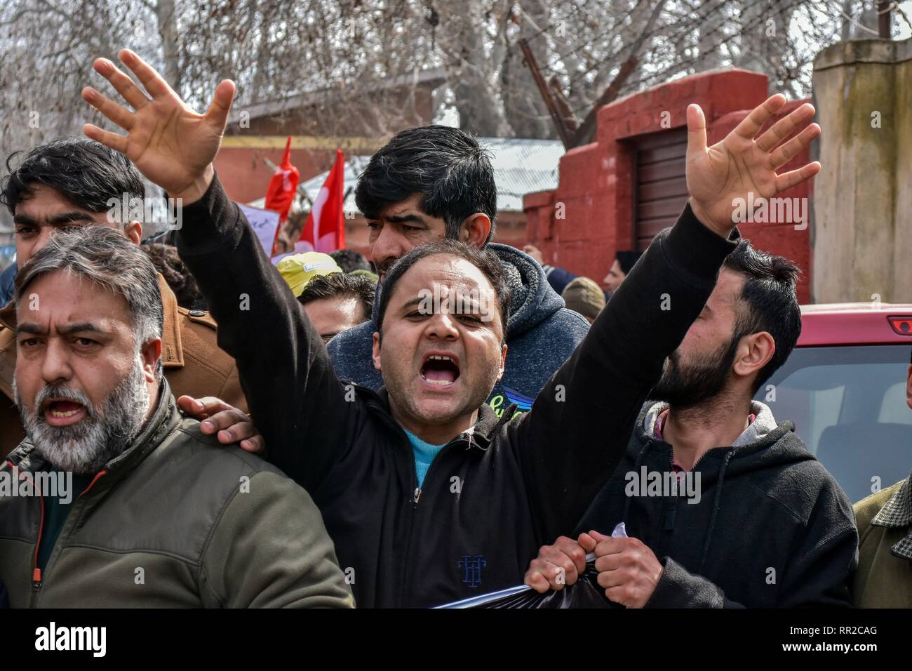 Un partisan de la Conférence (NC), un parti politique dominant vu criant des slogans pendant la manifestation à Srinagar. La Conférence Nationale (NC) a organisé une marche de protestation à Srinagar contre les attaques sur le Jammu-et-Cachemire dans d'autres régions du pays après au moins 40 centrales de Police Force (CRPF) ont été tués le 14 février. Banque D'Images