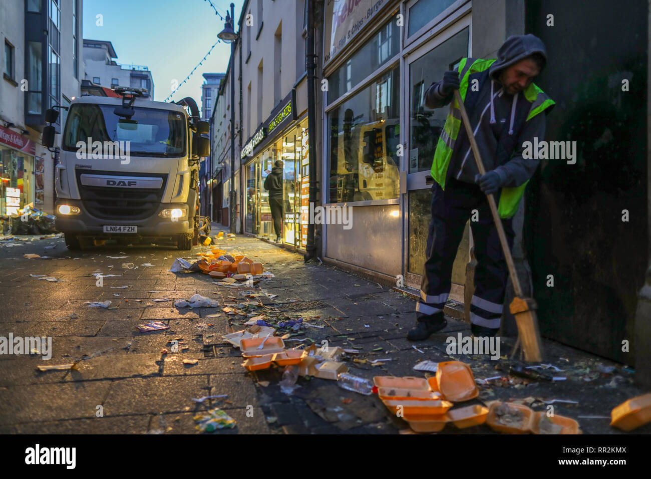 Cardiff, Pays de Galles, le 24 février 2019. Le nettoyage commence dans les rues de Cardiff après une nuit de se séparer par des milliers de partisans, après la victoire de l'équipe de rugby du Pays de Galles sur l'Angleterre au stade de la Principauté, Cardiff, dans le Six Nations Guinness championship. Six Nations de Rugby, Cardiff, Pays de Galles, Royaume-Uni. Credit : Haydn Denman/Alamy Live News. Banque D'Images