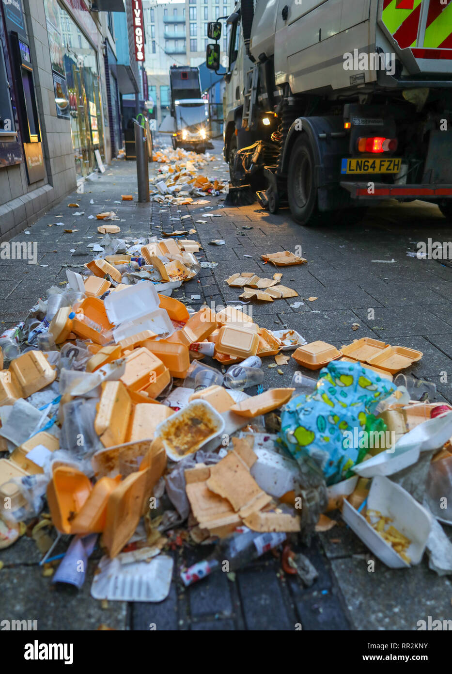 Cardiff, Pays de Galles, le 24 février 2019. Le nettoyage commence dans les rues de Cardiff après une nuit de se séparer par des milliers de partisans, après la victoire de l'équipe de rugby du Pays de Galles sur l'Angleterre au stade de la Principauté, Cardiff, dans le Six Nations Guinness championship. Six Nations de Rugby, Cardiff, Pays de Galles, Royaume-Uni. Credit : Haydn Denman/Alamy Live News. Banque D'Images