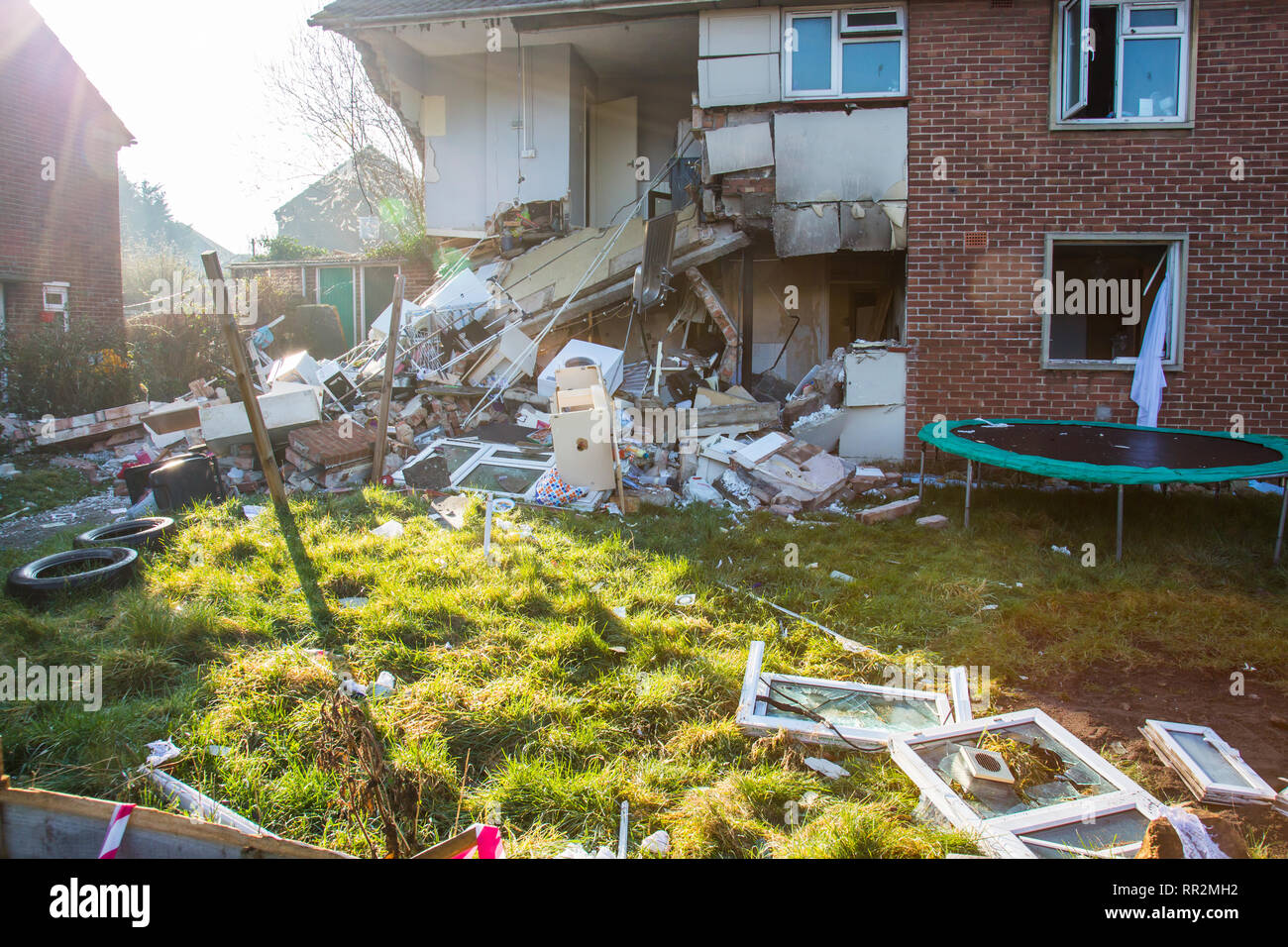 Bristol, Royaume-Uni. Feb 24, 2019. Le samedi soir, une explosion dans une maison à Whitchurch Lane, Hartcliffe à Bristol gravement endommagé une maison. Trois personnes ont été transportées à l'hôpital. Bristol, Royaume-Uni. 24 février 2019. Credit : Redorbital Photography/Alamy Live News Banque D'Images