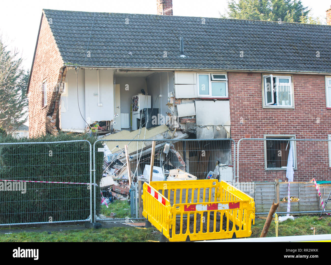 Bristol, Royaume-Uni. Feb 24, 2019. Le samedi soir, une explosion dans une maison à Whitchurch Lane, Hartcliffe à Bristol gravement endommagé une maison. Trois personnes ont été transportées à l'hôpital. Bristol, Royaume-Uni. 24 février 2019. Credit : Redorbital Photography/Alamy Live News Banque D'Images