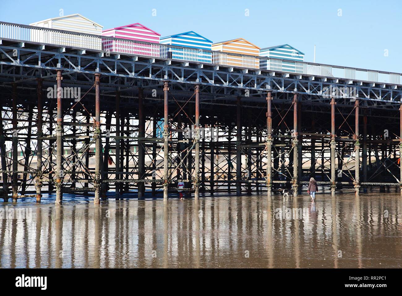 Hastings, East Sussex, UK. Feb 24, 2019. UK Météo : ensoleillé mais froid vent dans la ville côtière de Hastings comme beaucoup de familles sur la moitié terme profiter de la belle météo ensoleillée le long de la promenade de front de mer. Hastings pier. Crédit : Paul Lawrenson, 2019 Crédit photo : Paul Lawrenson/Alamy Live News Banque D'Images