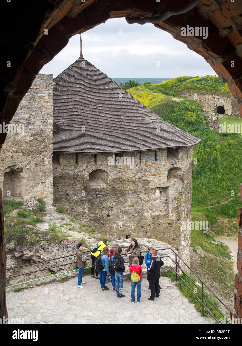 Un groupe de touristes à Kamianets-Podilskyi château, l'Ukraine. Banque D'Images