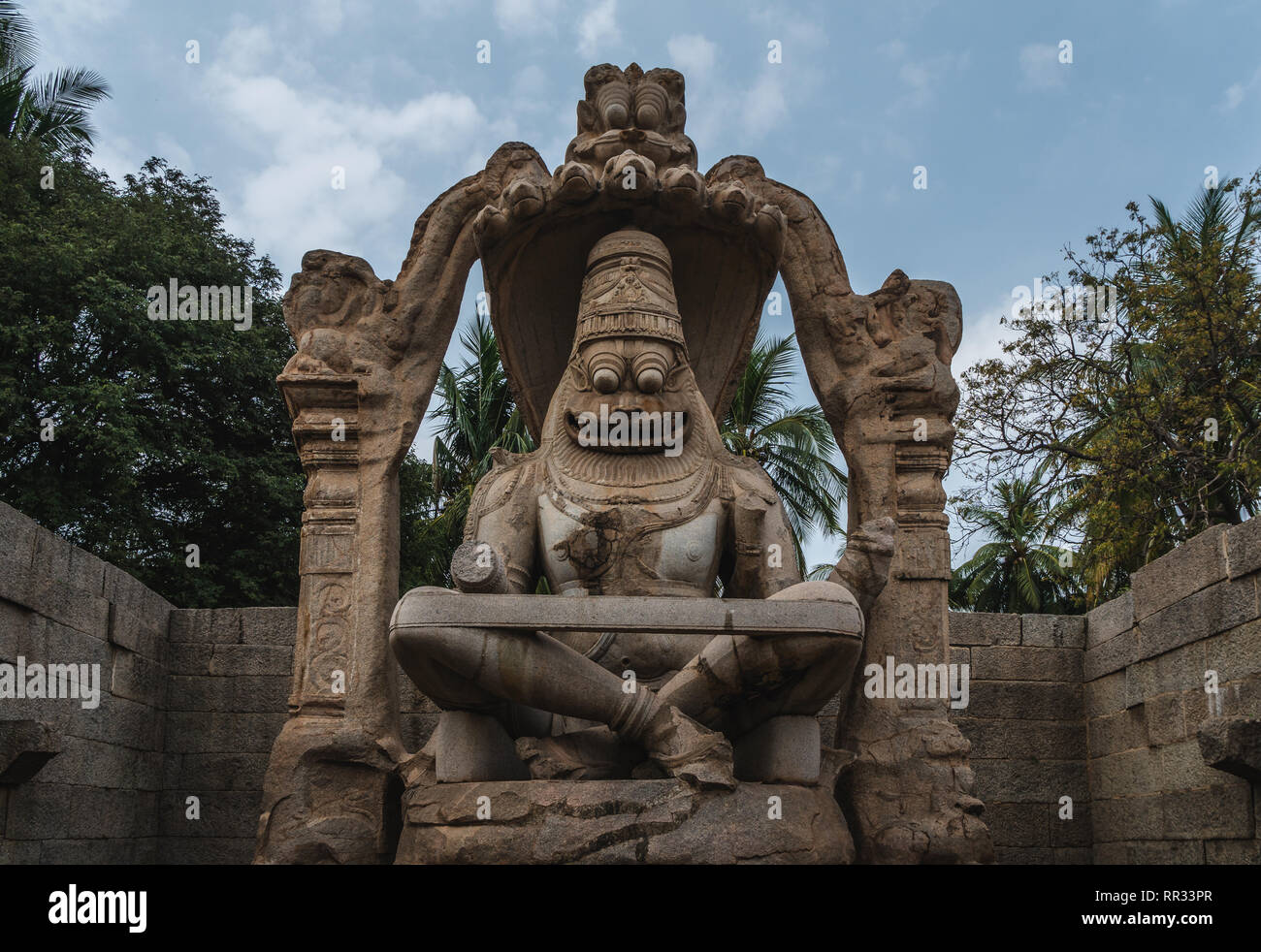 Lakshmi Narasimha Temple ou d'une statue de l'Ugra, Narsimha, Hampi inde karnakata avec ciel nuageux blu Banque D'Images