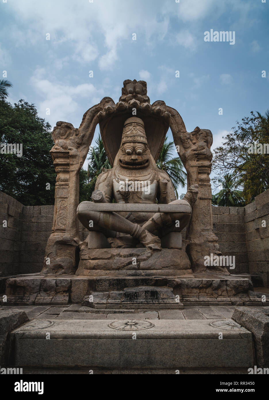 Lakshmi Narasimha Temple ou d'une statue de l'Ugra, Narsimha, Hampi inde karnakata avec ciel nuageux Banque D'Images
