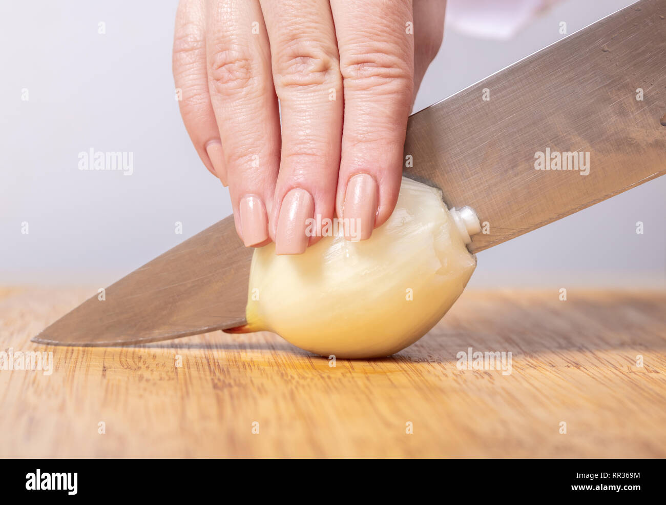 Cuire l'oignon sur une planche en bois, la préparation pour la cuisine Banque D'Images